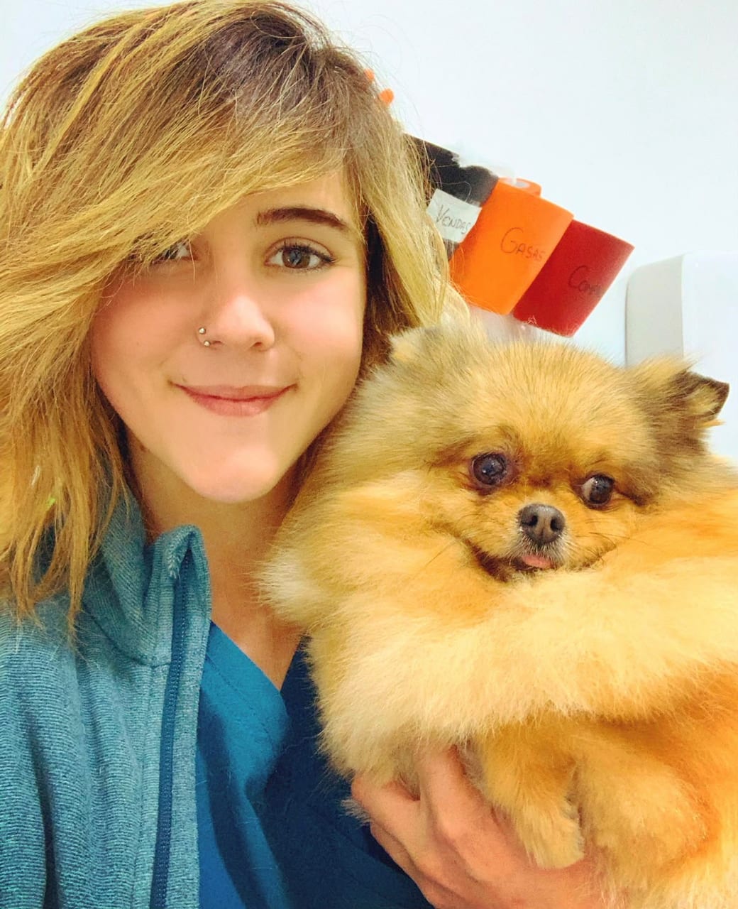 María Isern sosteniendo a un perro pequeño durante una consulta