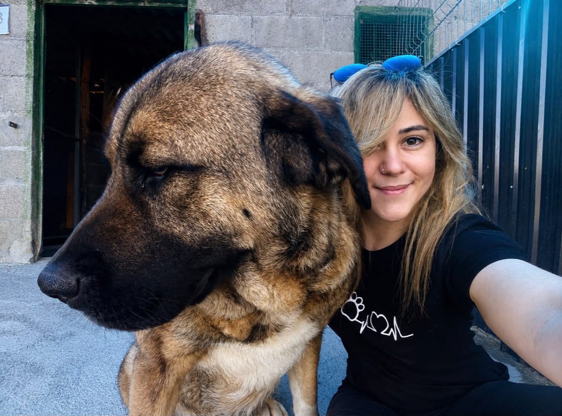 María Isern junto a un mastín al aire libre